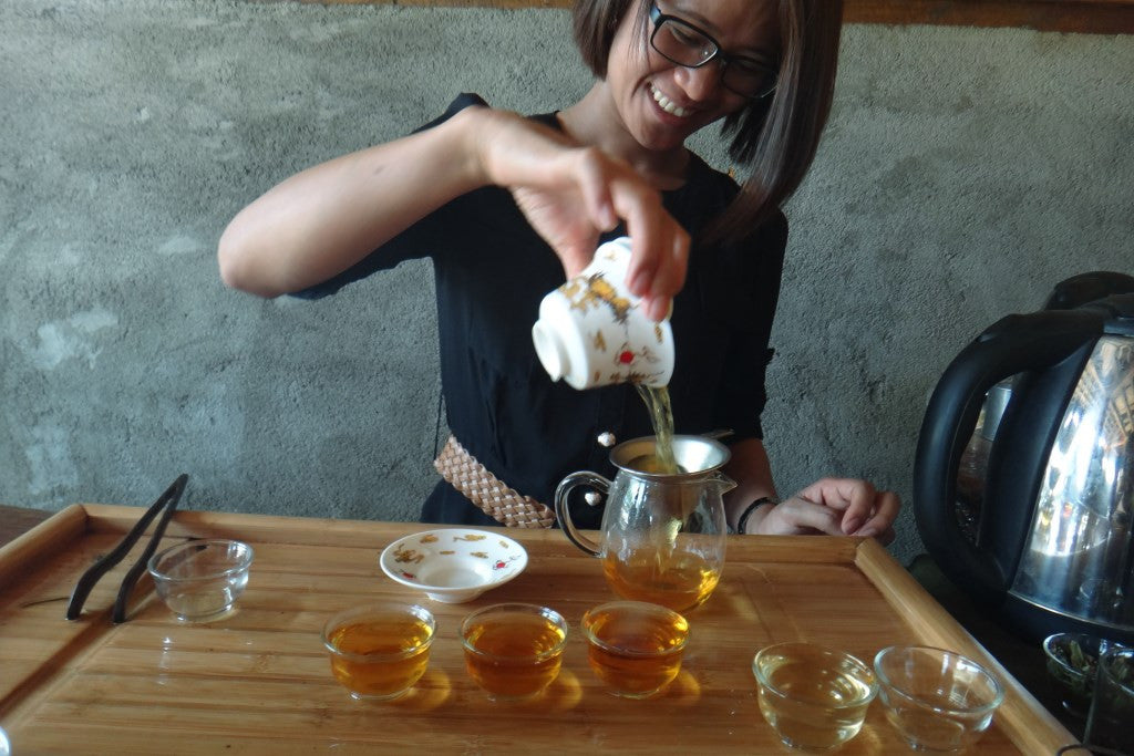 Ye Jing Yu brewing her jingmai black tea